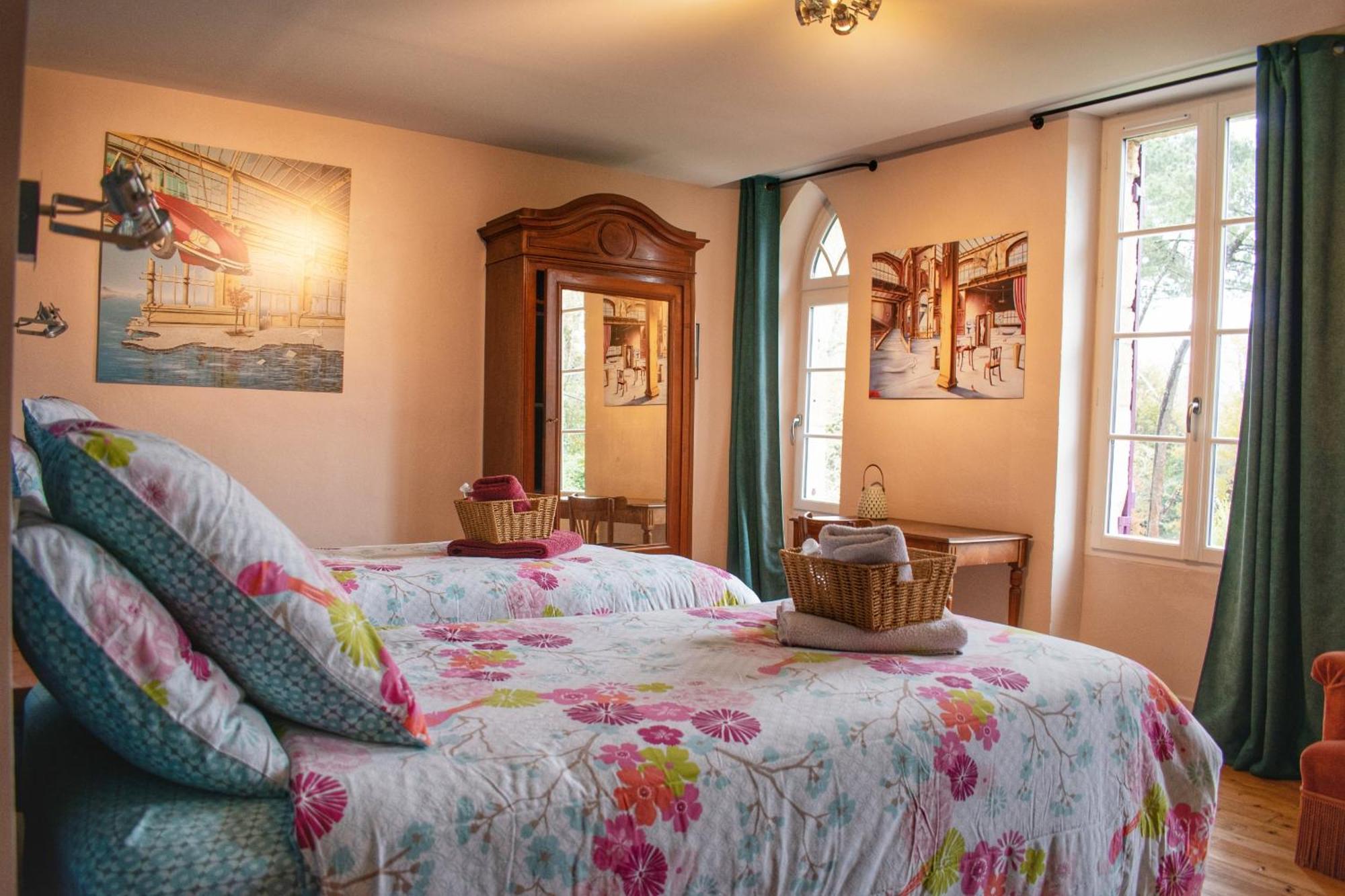 Les Volets Violets Bed and Breakfast Salles  Værelse billede