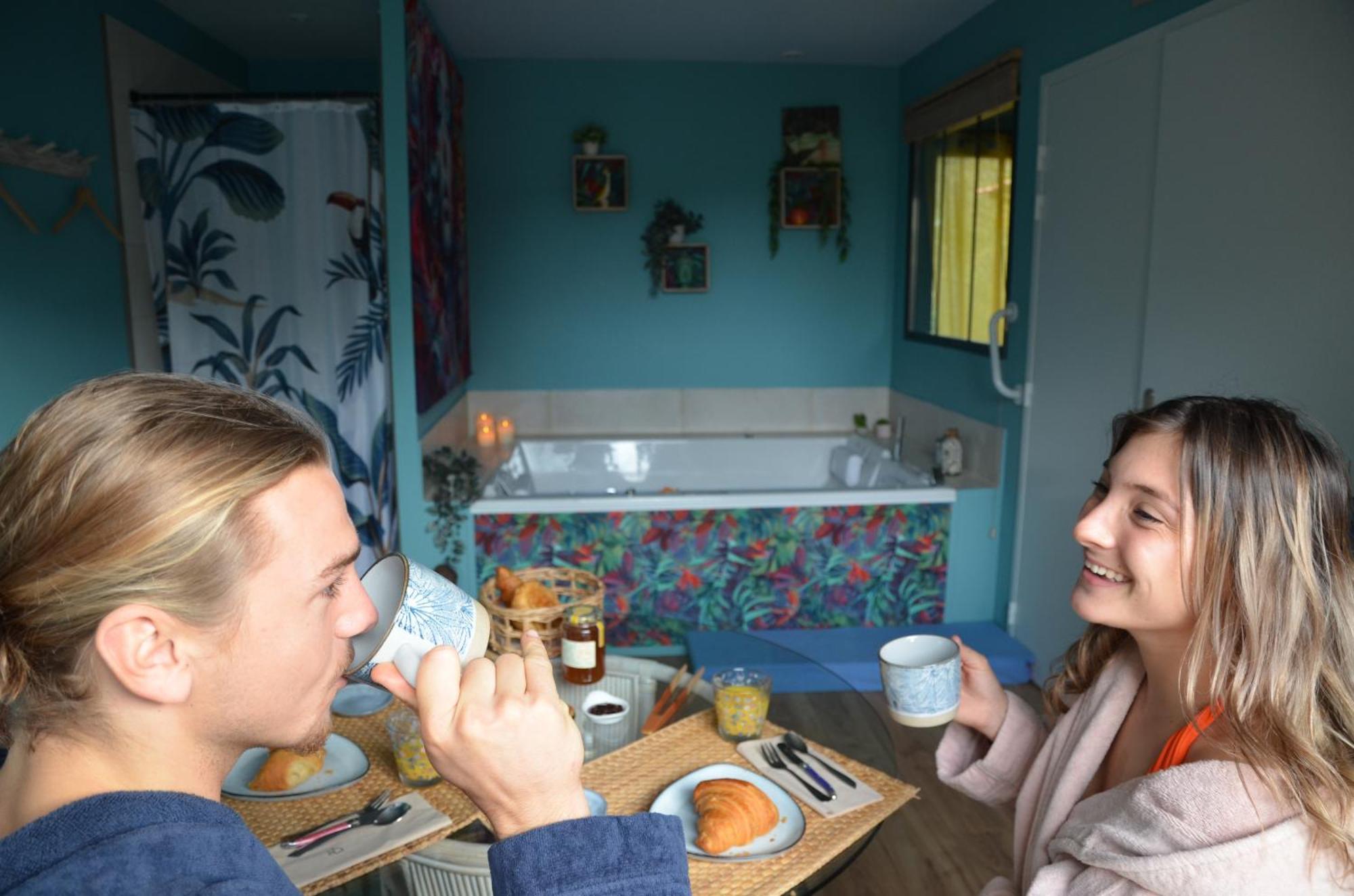 Les Volets Violets Bed and Breakfast Salles  Eksteriør billede